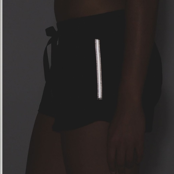 Lululemon Hotty Hot Short Black (First Release) *2.5" size 6 - Picture 7 of 16